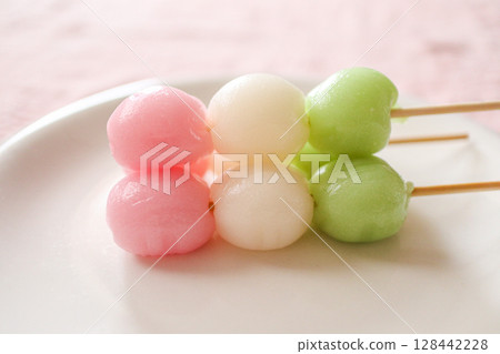 堆在白盤子裡的三色餃子 128442228