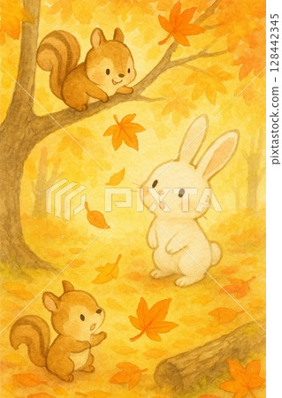 一隻兔子和一隻松鼠在落葉林中抬頭仰望 128442345