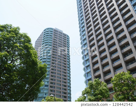 綠意盎然的城市景觀與高樓公寓 | 中央區佃 128442542