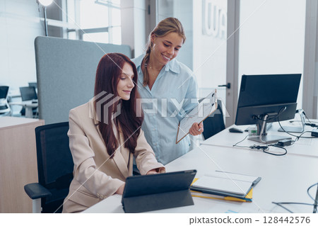 Dynamic Collaboration in Todays Modern Office Environment That Encourages Productivity and Growth 128442576