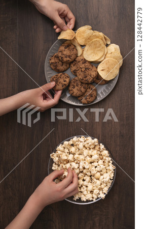 家人和朋友吃零食和糖果 128442779