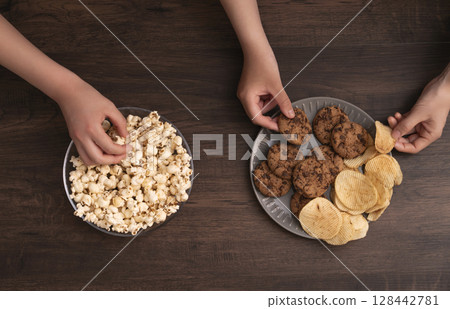 家人和朋友吃零食和糖果 128442781