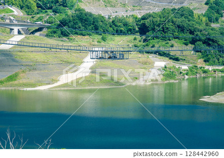 吊橋半程安裝的彈跳平台 128442960