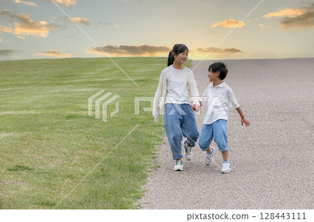 走在日落路上的孩子 走在日落路上的孩子 128443111