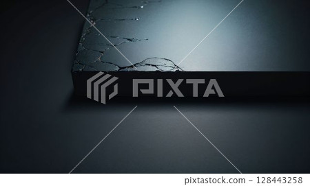 一塊寧靜的、有裂痕的石板漂浮在黑暗中 128443258