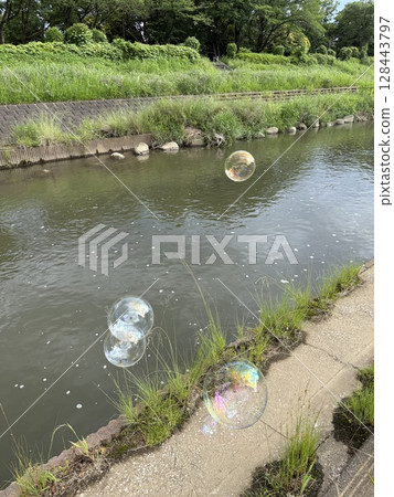 河上玩氣球 河上玩氣球 128443797