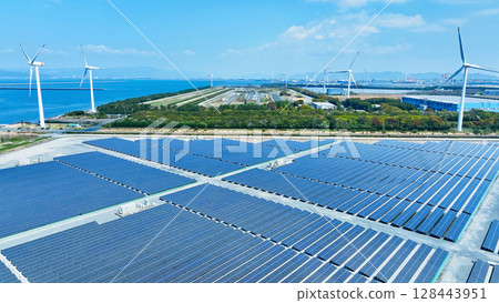帶有風力渦輪機和太陽能電池板的混合動力發電廠的鳥瞰圖 128443951