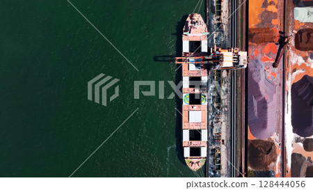 海灣沿岸工業區的鳥瞰圖 海灣沿岸工業區的鳥瞰圖 128444056