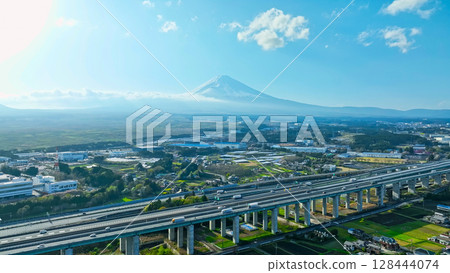 富士山和平原上的高速公路的鳥瞰圖 128444074