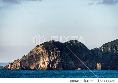 【東京九州渡輪開往真由新門司號,從高知縣姬島市沿岸駛出】 【東京九州渡輪開往真由新門司號,從高知縣姬島市沿岸駛出】 128444580