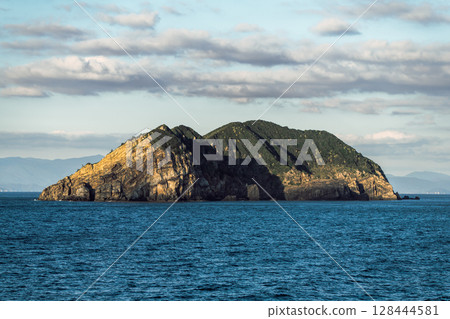 【東京九州渡輪開往真由新門司號，從高知縣姬島市沿岸駛出】 128444581