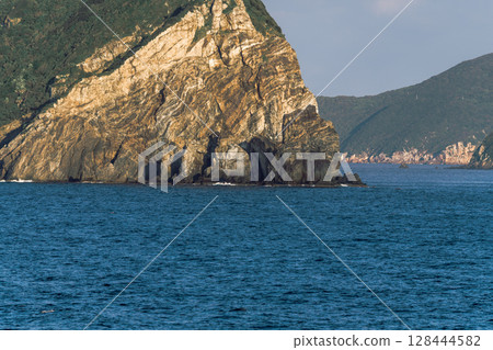 【東京九州渡輪開往真由新門司號，從高知縣姬島市沿岸駛出】 128444582