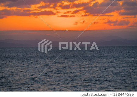[Tokyo Kyushu Ferry bound for Mayu Shinmoji Port: Sunset off the coast of Uwajima] 128444589