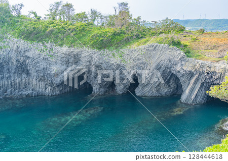 (佐賀縣唐津市)七釜海岸,柱狀節理美麗 (佐賀縣唐津市)七釜海岸,柱狀節理美麗 128444618
