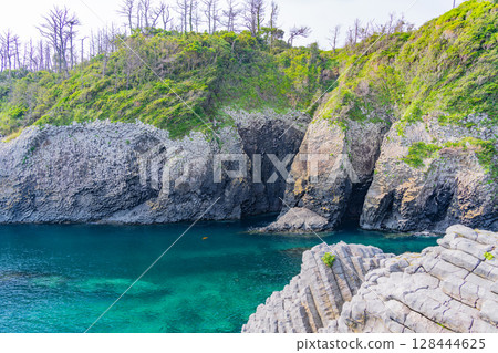 (Karatsu City, Saga Prefecture) The coastline of Nanatsugama with its beautiful columnar joints 128444625
