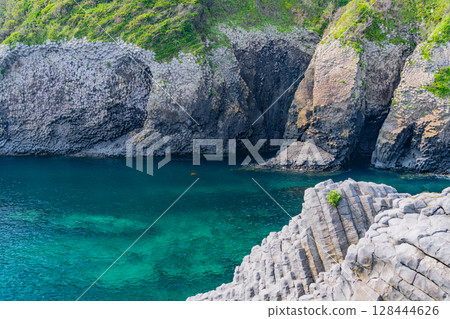 (Karatsu City, Saga Prefecture) The coastline of Nanatsugama with its beautiful columnar joints 128444626