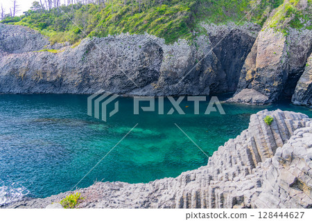 (Karatsu City, Saga Prefecture) The coastline of Nanatsugama with its beautiful columnar joints 128444627