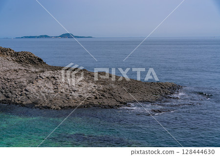 (Karatsu City, Saga Prefecture) The coastline of Nanatsugama with its beautiful columnar joints 128444630
