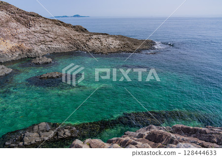 (Karatsu City, Saga Prefecture) The coastline of Nanatsugama with its beautiful columnar joints (Karatsu City, Saga Prefecture) The coastline of Nanatsugama with its beautiful columnar joints 128444633