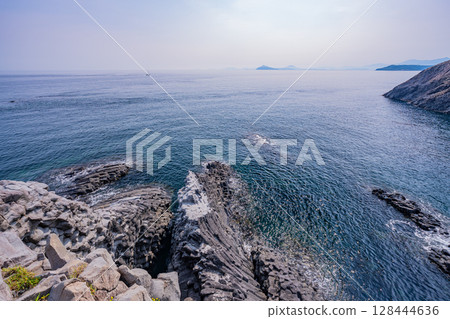(Karatsu City, Saga Prefecture) The coastline of Nanatsugama with its beautiful columnar joints 128444636