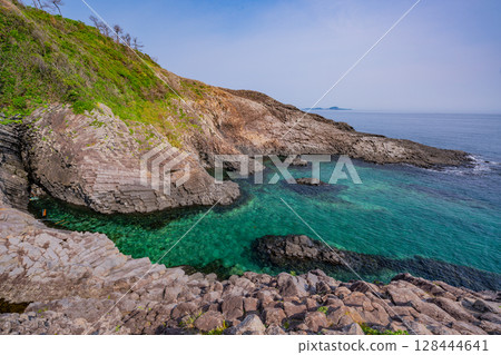(Karatsu City, Saga Prefecture) The coastline of Nanatsugama with its beautiful columnar joints 128444641