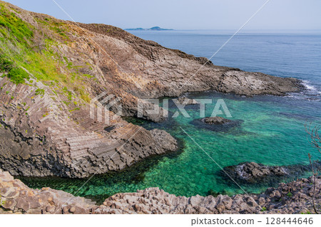 (Karatsu City, Saga Prefecture) The coastline of Nanatsugama with its beautiful columnar joints 128444646