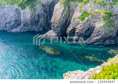 (Karatsu City, Saga Prefecture) The coastline of Nanatsugama with its beautiful columnar joints 128444647