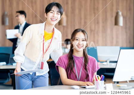 在辦公室工作的女商人 128445961