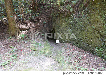 A small separate entrance near the Ryugenjimabu entrance to Iwami Ginzan A small separate entrance near the Ryugenjimabu entrance to Iwami Ginzan 128446065