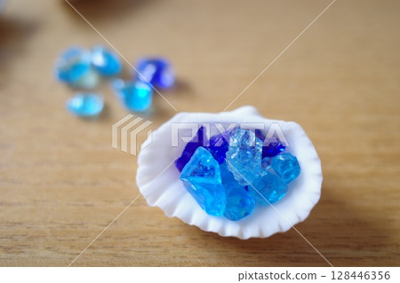 貝殼和藍色玻璃 貝殼和藍色玻璃 128446356