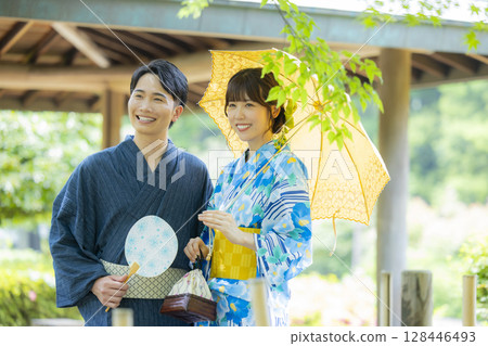 Men and women on a date in yukata 128446493