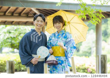 穿著浴衣約會的男女 128446494