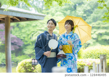 穿著浴衣約會的男女 128446495