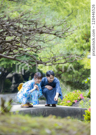 穿著浴衣約會的男女 128446526