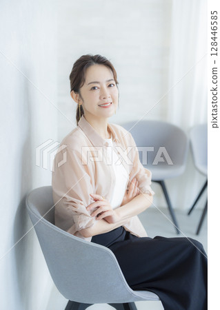 Woman working in the office Woman working in the office 128446585