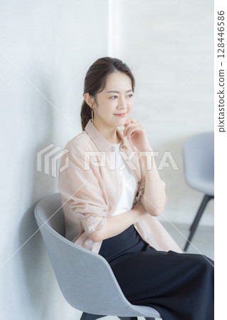 在辦公室工作的婦女 128446586