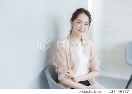 Woman working in the office 128446587