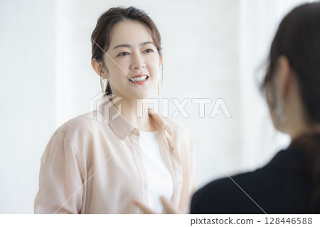 在辦公室工作的婦女 128446588