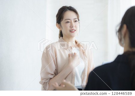 Woman working in the office Woman working in the office 128446589