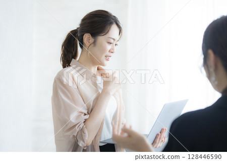 在辦公室工作的婦女 在辦公室工作的婦女 128446590