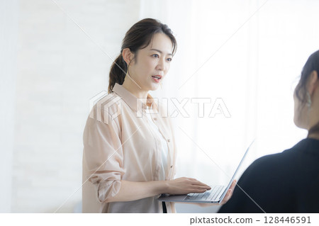 在辦公室工作的婦女 128446591