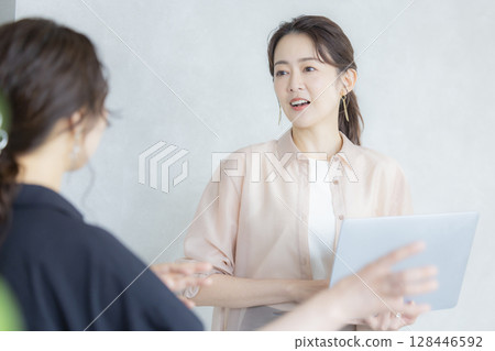 在辦公室工作的婦女 128446592