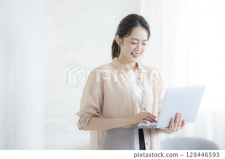 在辦公室工作的婦女 128446593