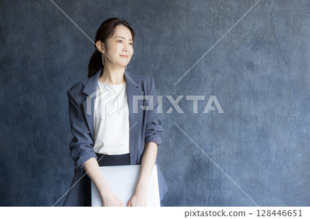 在辦公室工作的婦女 128446651
