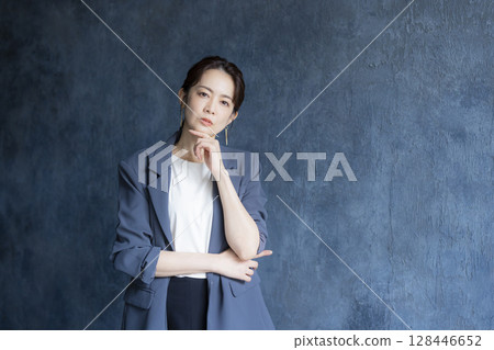 在辦公室工作的婦女 128446652