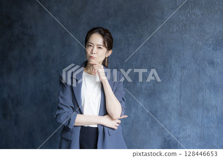 在辦公室工作的婦女 128446653