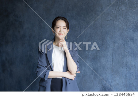 在辦公室工作的婦女 128446654