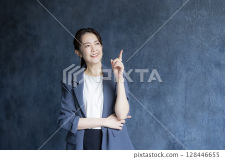在辦公室工作的婦女 128446655