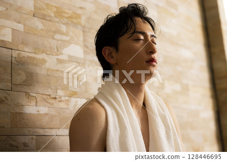 Sauna man 128446695