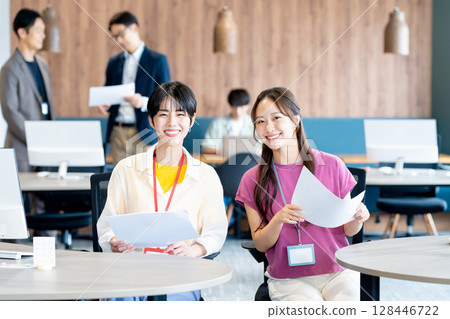 Business woman working in the office 128446722